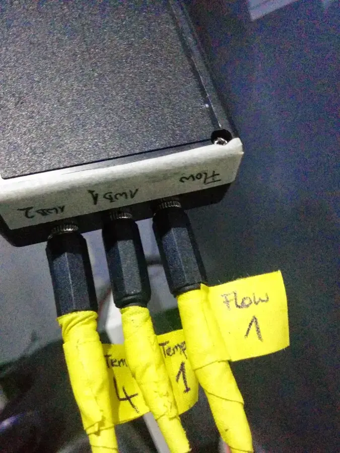 Geöffnete, handgefertigte Box mit Platine und Sensoranschlüssen
